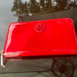 Tory Burch zip sound patent leather wallet